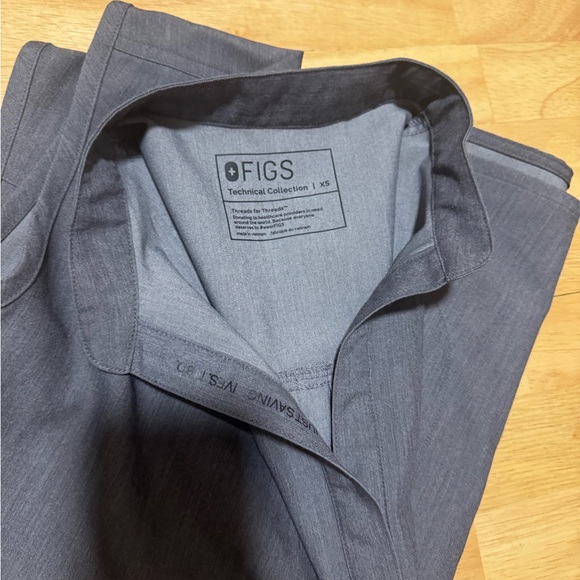 Figs Rafaela Jogger Set in Graphite - Picture 3 of 4